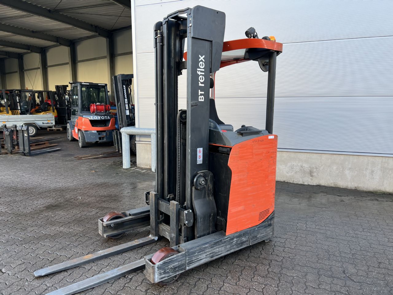 Toyota RRE 140 H Schubmaststapler www.mengel-gabelstapler.de