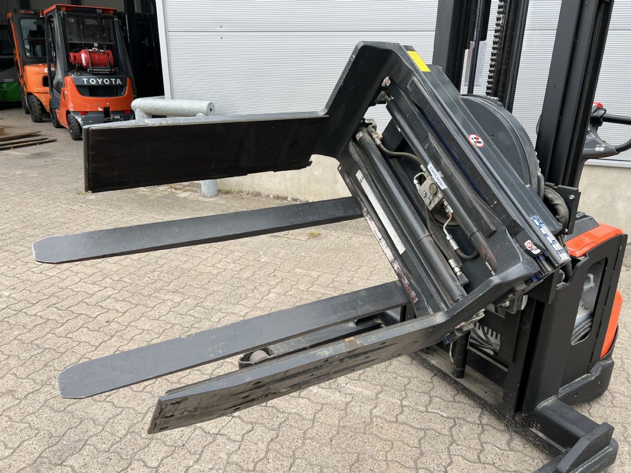 Cascade 286-BBH-2A-76919 R1 / 360° Pulp bale clamp www.mengel-gabelstapler.de Cascade 286-BBH-2A-76919 R1 / 360° Pulp bale clamp www.mengel-gabelstapler.de