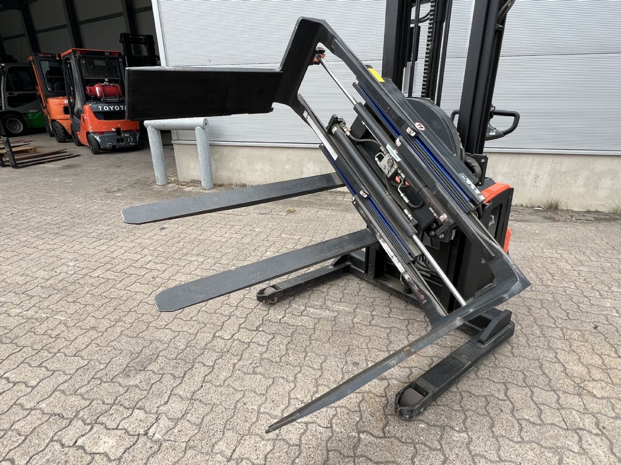 Cascade 286-BBH-2A-76919 R1 / 360° Pulp bale clamp www.mengel-gabelstapler.de Cascade 286-BBH-2A-76919 R1 / 360° Pulp bale clamp www.mengel-gabelstapler.de