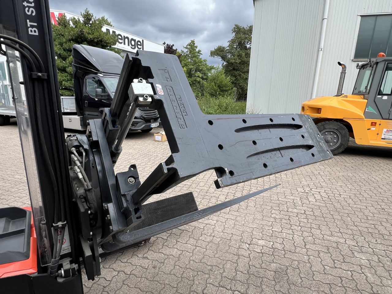 Cascade 286-BBH-2A-76919 R1 / 360° Pulp bale clamp www.mengel-gabelstapler.de Cascade 286-BBH-2A-76919 R1 / 360° Pulp bale clamp www.mengel-gabelstapler.de