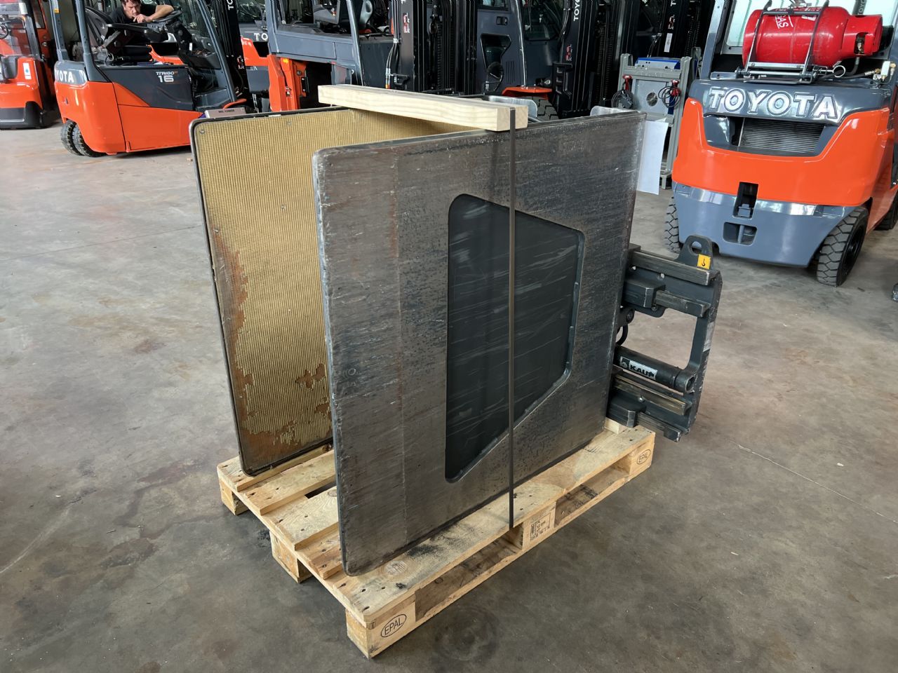 Kaup 1.5T 403G Kartonklammer www.mengel-gabelstapler.de Kaup 1.5T 403G Kartonklammer www.mengel-gabelstapler.de