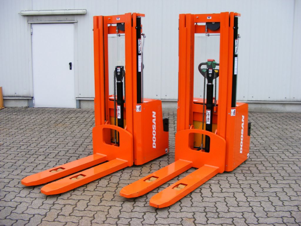 Doosan DOOSAN LEDS 16 Pedestrian Stacker www.mengel-gabelstapler.de