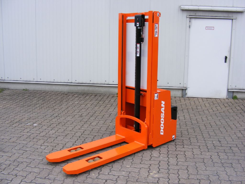 Doosan DOOSAN LEDS 12.5C Pedestrian Stacker www.mengel-gabelstapler.de