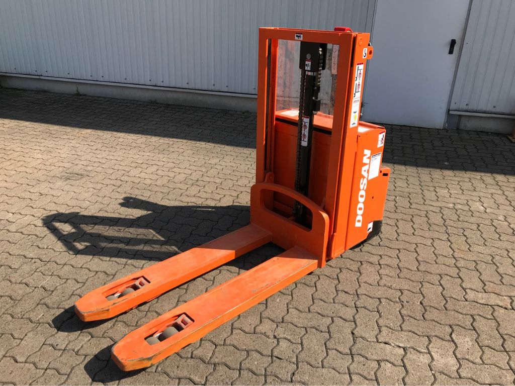 Doosan LEDD 12.5 Deichselstapler www.mengel-gabelstapler.de