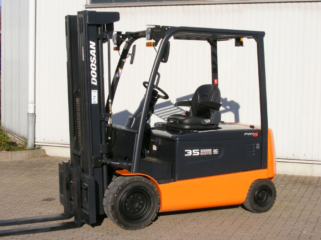 Doosan B 35 X-5 ac Electric 4-wheel forklift www.mengel-gabelstapler.de