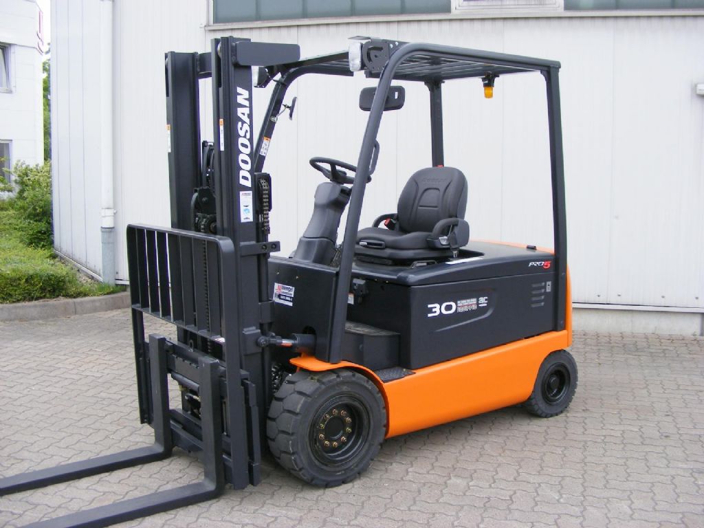 Doosan B 30 X-5 ac Electric 4-wheel forklift www.mengel-gabelstapler.de