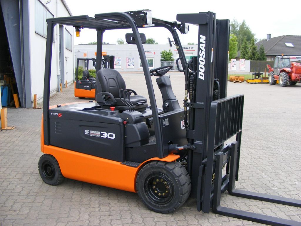 Doosan B 30 X-5 ac Electric 4-wheel forklift www.mengel-gabelstapler.de