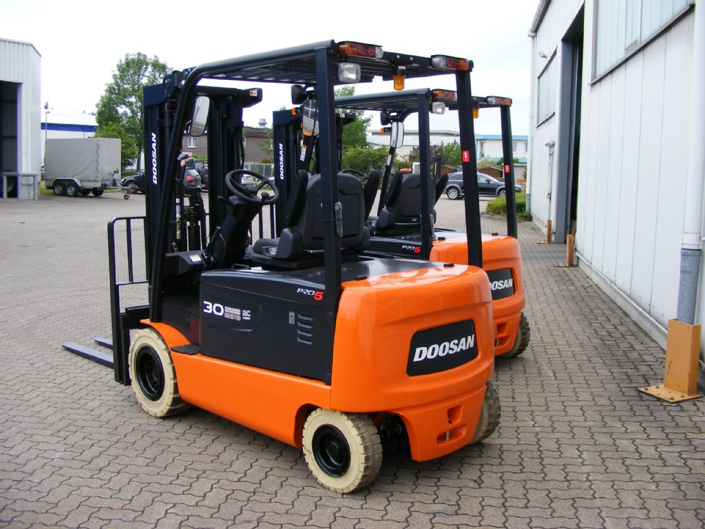 Doosan B 30 X-5 ac Electric 4-wheel forklift www.mengel-gabelstapler.de