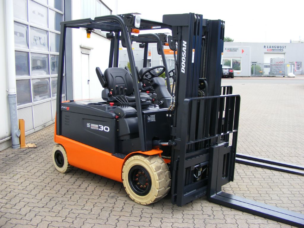 Doosan B 30 X-5 ac Electric 4-wheel forklift www.mengel-gabelstapler.de