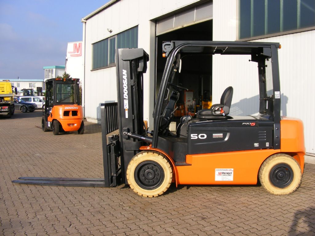 Doosan B 50 X-5 Electric 4-wheel forklift www.mengel-gabelstapler.de