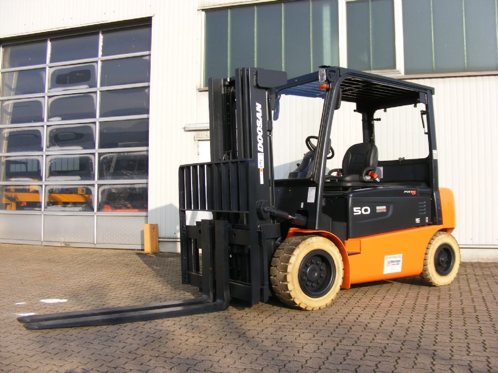 Doosan B 50 X-5 Electric 4-wheel forklift www.mengel-gabelstapler.de