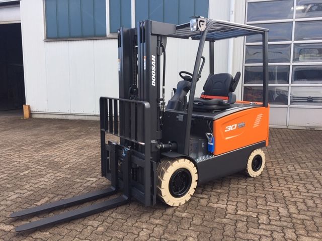 Doosan B 30 S-7 Electric 4-wheel forklift www.mengel-gabelstapler.de