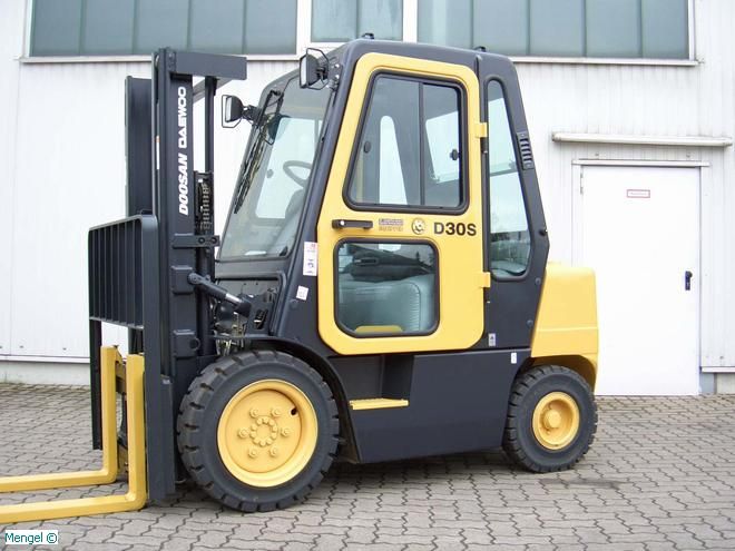 Daewoo D 30 S-3 Dieselstapler www.mengel-gabelstapler.de Daewoo D 30 S-3 Dieselstapler www.mengel-gabelstapler.de