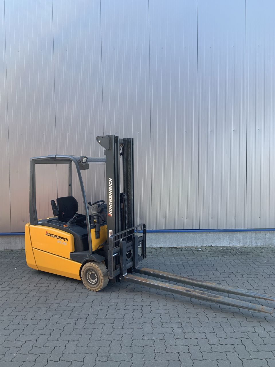 Jungheinrich-EFG216-Elektro 3 Rad-Stapler-www.mfgabelstapler.de