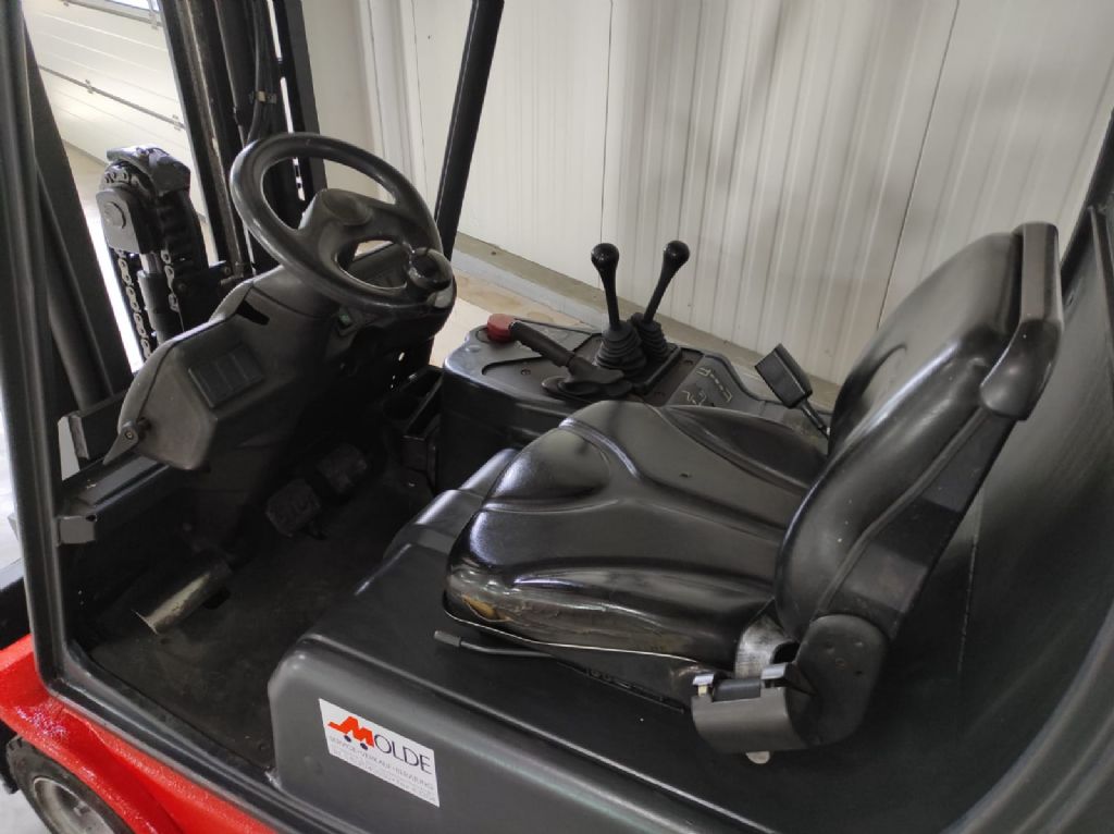 Linde-E16C-Elektro 3 Rad-Stapler-www.gabelstapler-molde.de