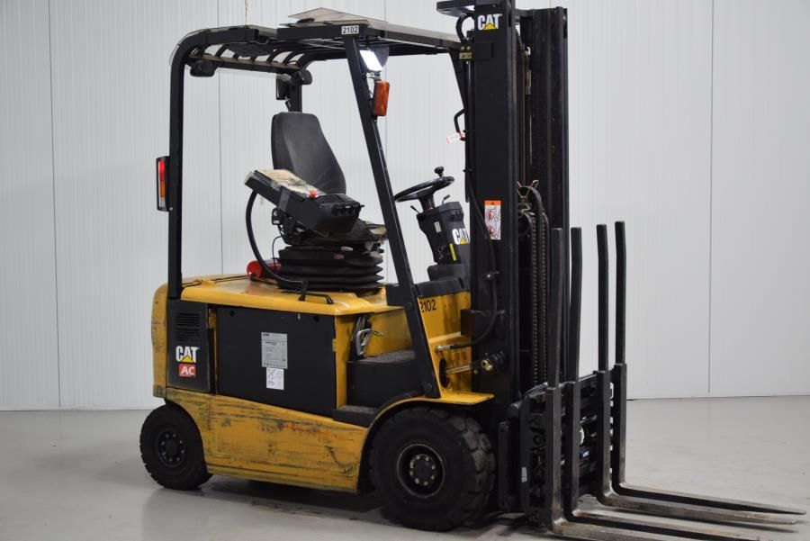 Caterpillar EP20KPAC Electric 4-wheel forklift www.mtc-forklifts.com Caterpillar EP20KPAC Electric 4-wheel forklift www.mtc-forklifts.com