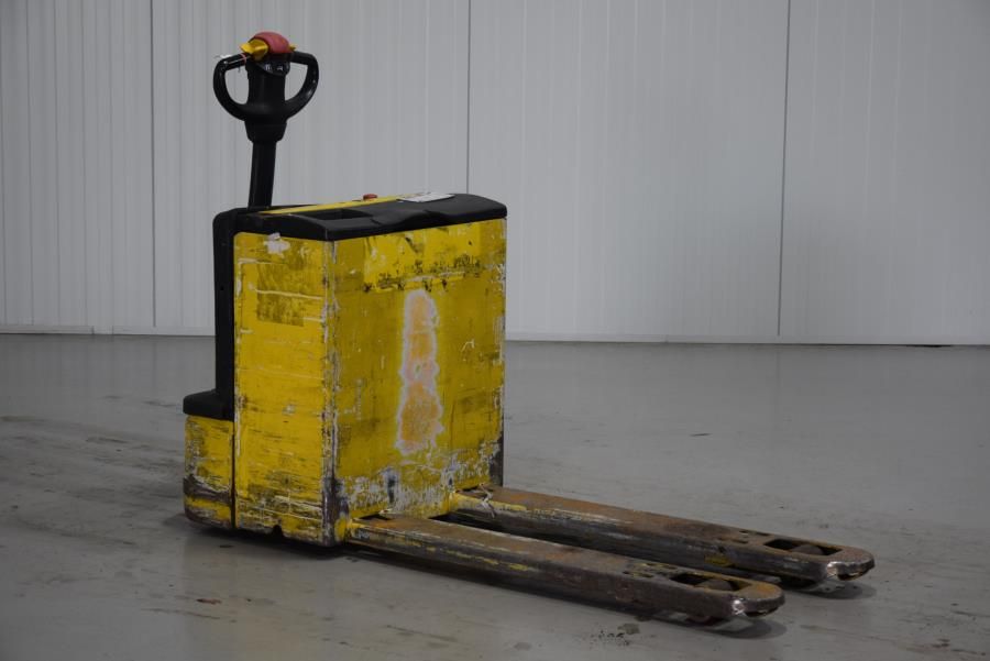 Komatsu MWP20 Electric Pallet Truck www.mtc-forklifts.com Komatsu MWP20 Electric Pallet Truck www.mtc-forklifts.com