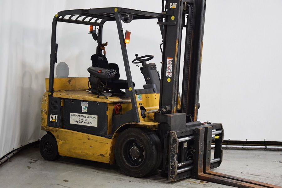 Caterpillar EP30KPAC Electric 4-wheel forklift www.mtc-forklifts.com Caterpillar EP30KPAC Electric 4-wheel forklift www.mtc-forklifts.com