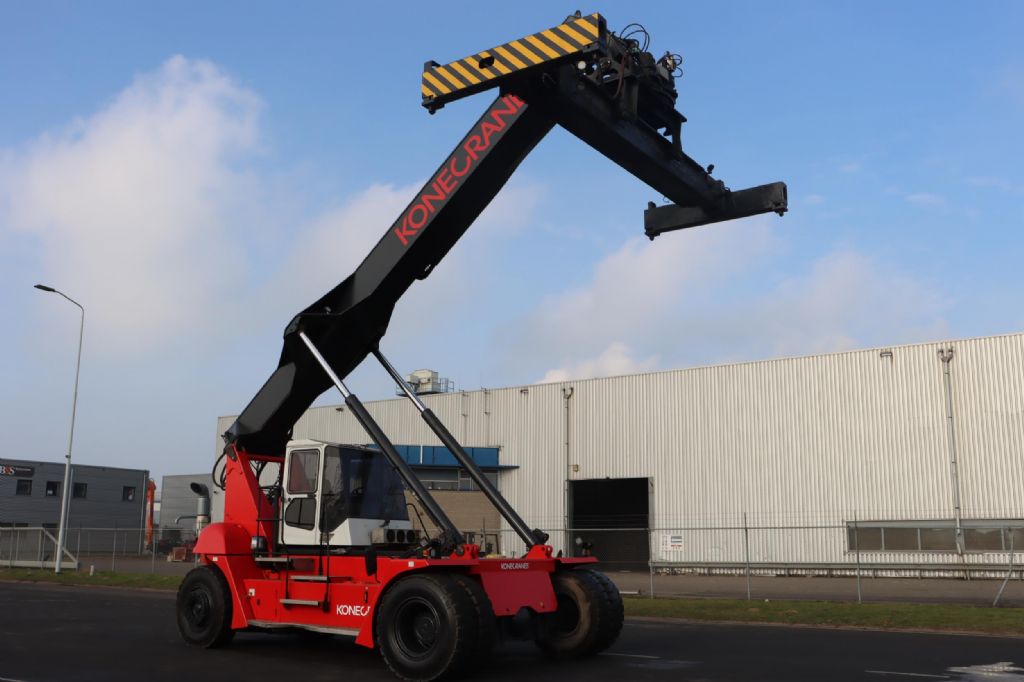 SMV 108TB6 Full-container reach stacker www.mtc-forklifts.com