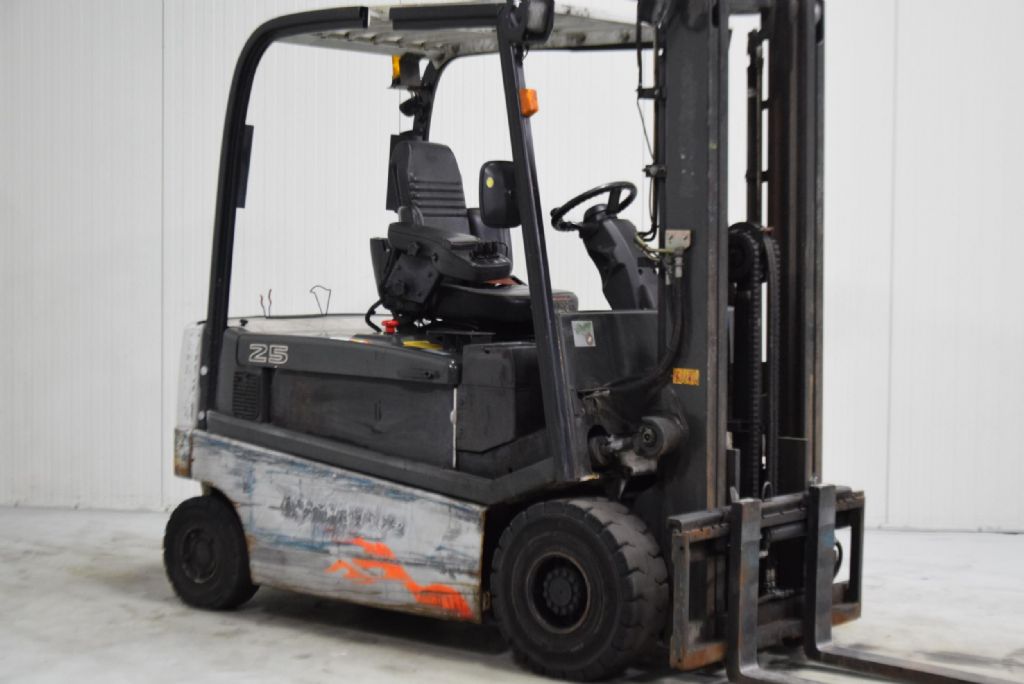 Unicarriers G1Q2L25Q Electric 4-wheel forklift www.mtc-forklifts.com Unicarriers G1Q2L25Q Electric 4-wheel forklift www.mtc-forklifts.com