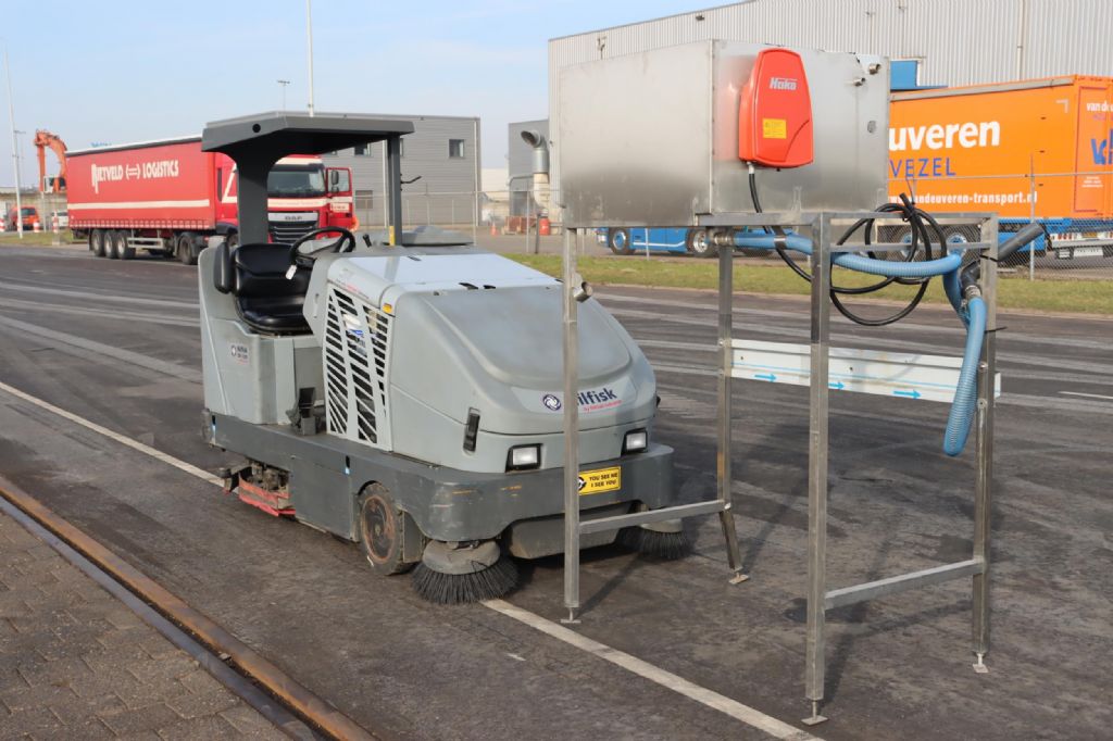 Nilfisk CR1200 Sweepers and vacuum cleaning machine www.mtc-forklifts.com