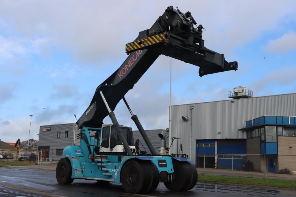 SMV 4531TB5 Full-container reach stacker www.mtc-forklifts.com