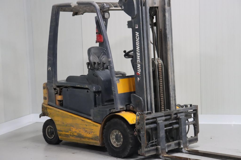 Jungheinrich EFG425K Electric 4-wheel forklift www.mtc-forklifts.com Jungheinrich EFG425K Electric 4-wheel forklift www.mtc-forklifts.com