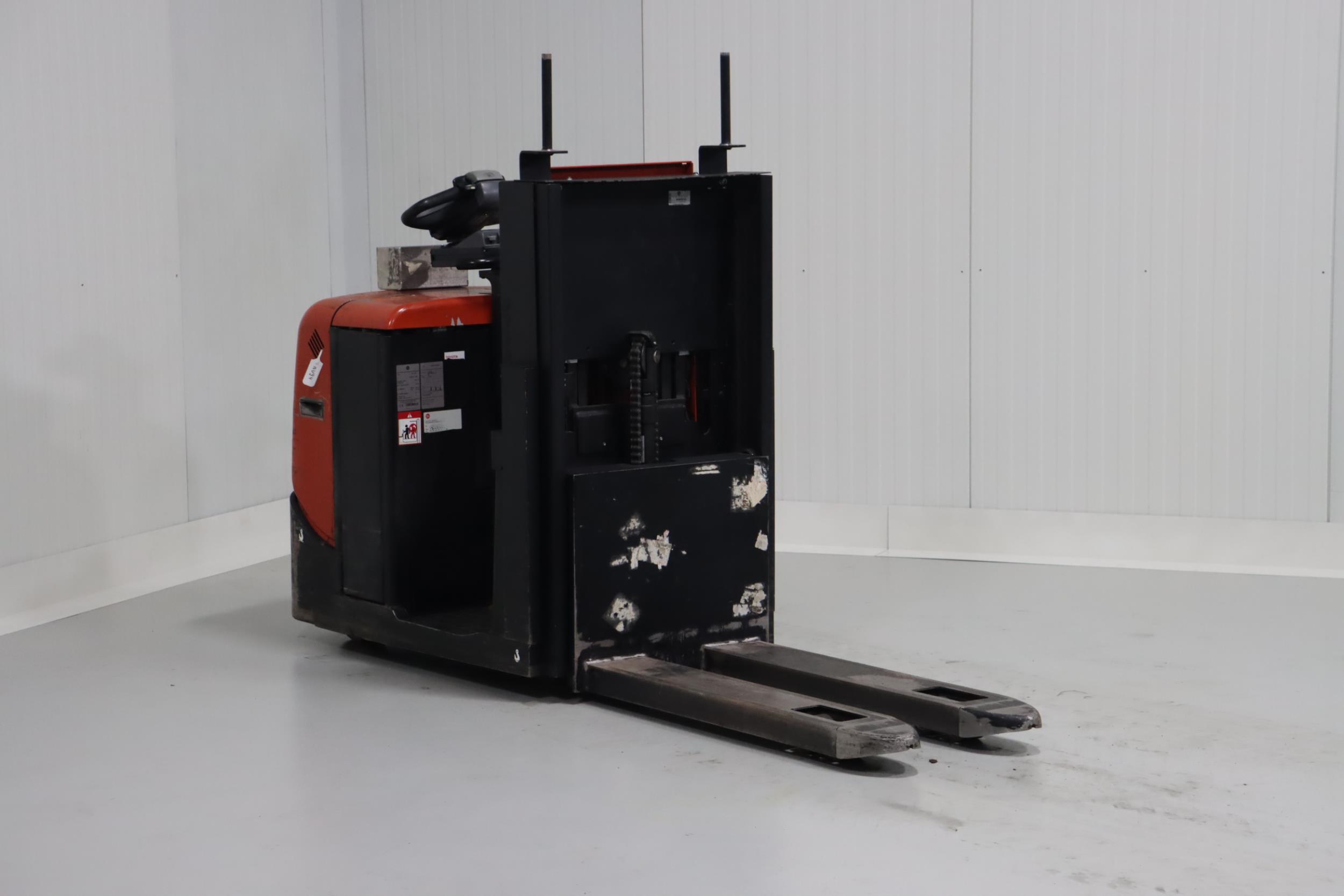 BT OSE 120P Low Level Order Picker www.mtc-forklifts.com BT OSE 120P Low Level Order Picker www.mtc-forklifts.com