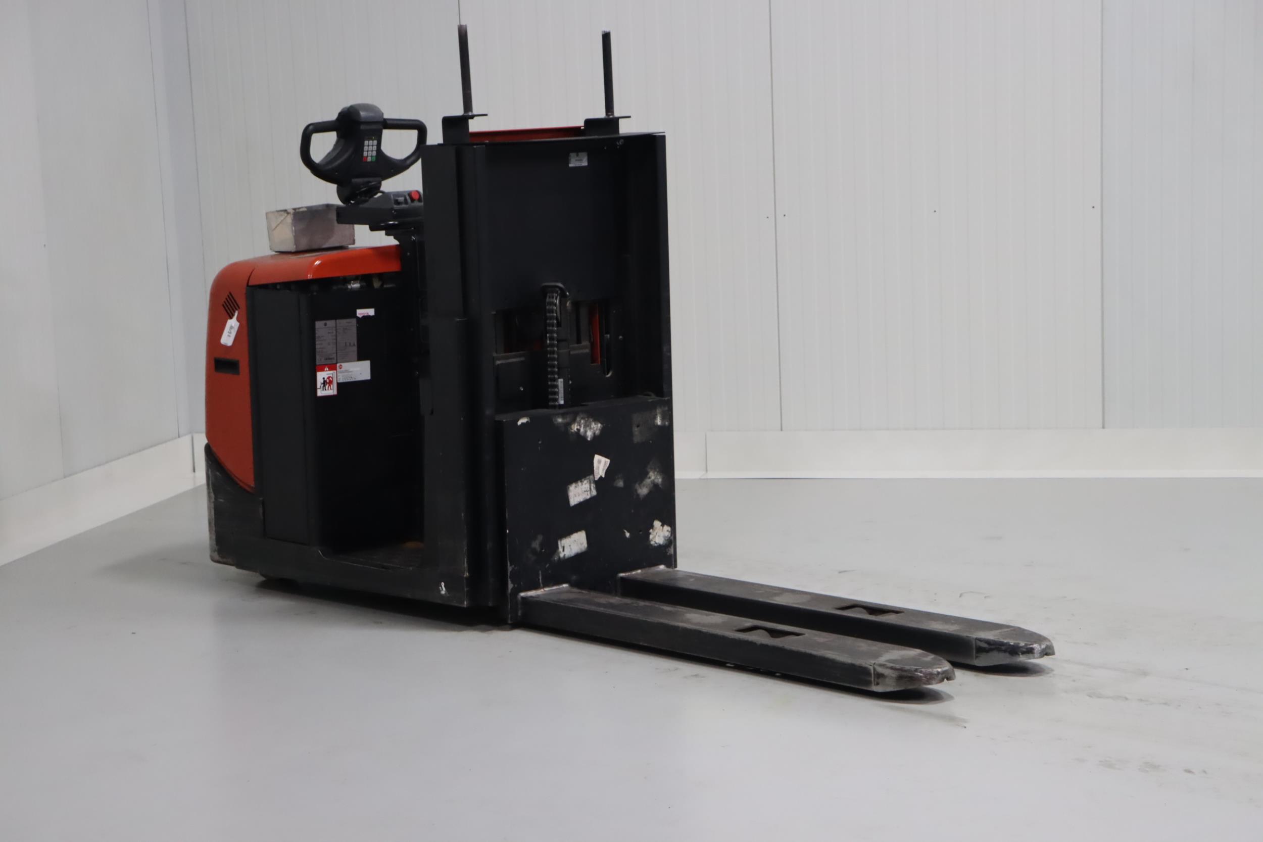 BT OSE 120P Low Level Order Picker www.mtc-forklifts.com BT OSE 120P Low Level Order Picker www.mtc-forklifts.com