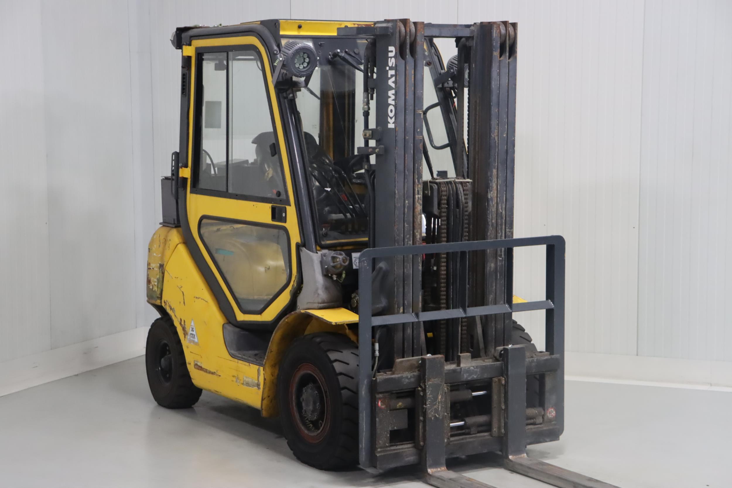 Komatsu FD25T-16 Diesel Forklift www.mtc-forklifts.com Komatsu FD25T-16 Diesel Forklift www.mtc-forklifts.com