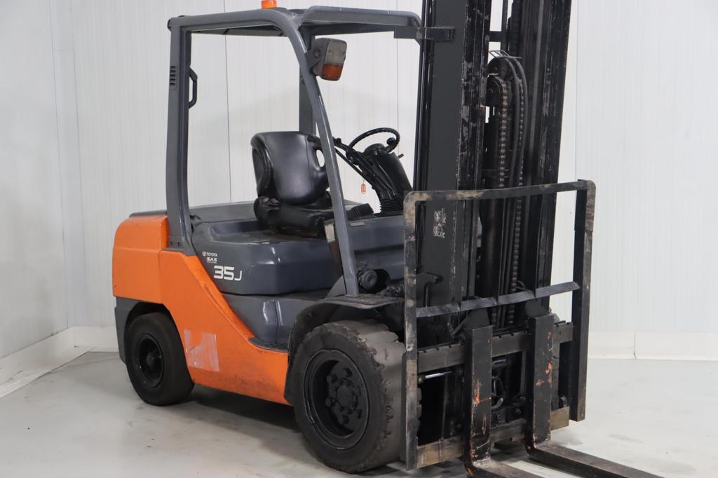 Toyota 72-8FDJ35 Diesel Forklift www.mtc-forklifts.com Toyota 72-8FDJ35 Diesel Forklift www.mtc-forklifts.com