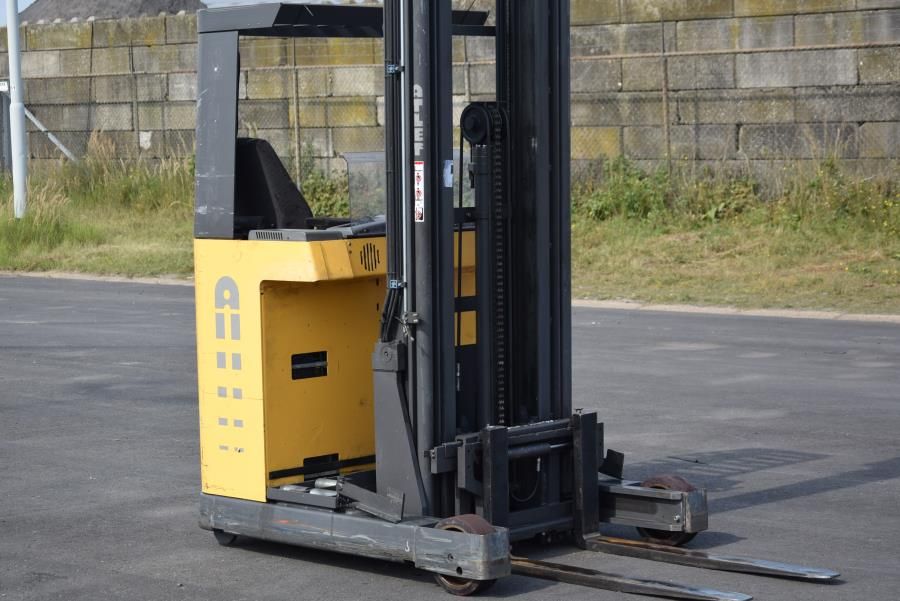 Atlet UNS141 Chariots à mât rétractable www.mtc-forklifts.com Atlet UNS141 Chariots à mât rétractable www.mtc-forklifts.com