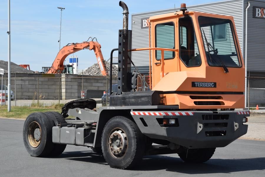 Terberg YT220 Ciągniki terminalowe www.mtc-forklifts.com Terberg YT220 Ciągniki terminalowe www.mtc-forklifts.com