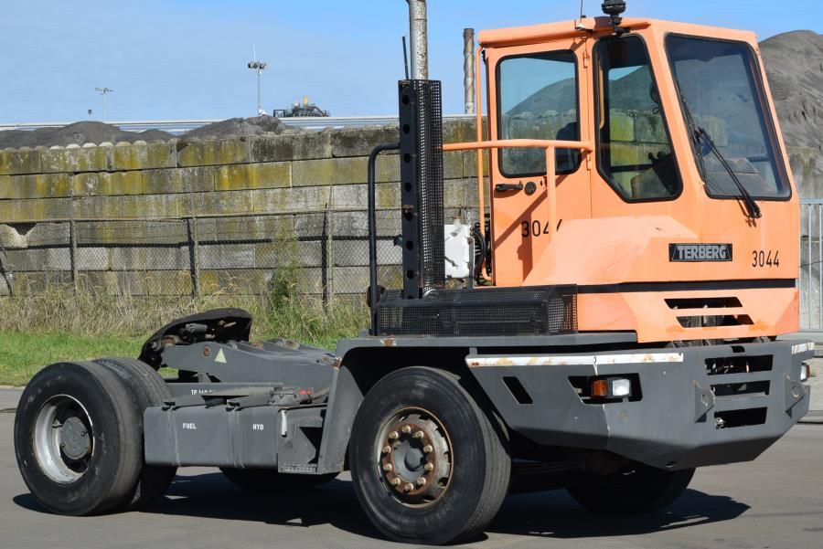 Terberg YT220 Ciągniki terminalowe www.mtc-forklifts.com Terberg YT220 Ciągniki terminalowe www.mtc-forklifts.com