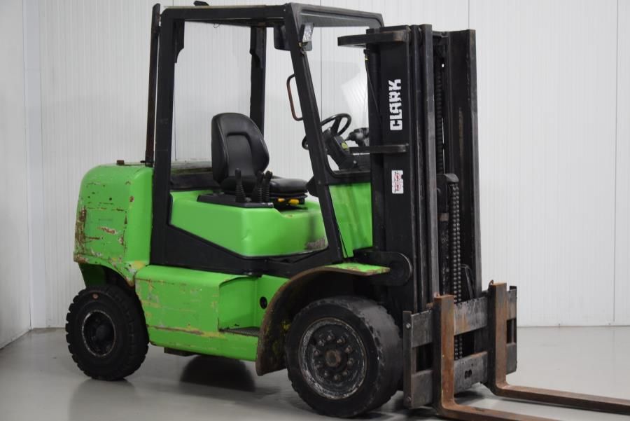 Clark CDP40 Diesel Forklift www.mtc-forklifts.com Clark CDP40 Diesel Forklift www.mtc-forklifts.com