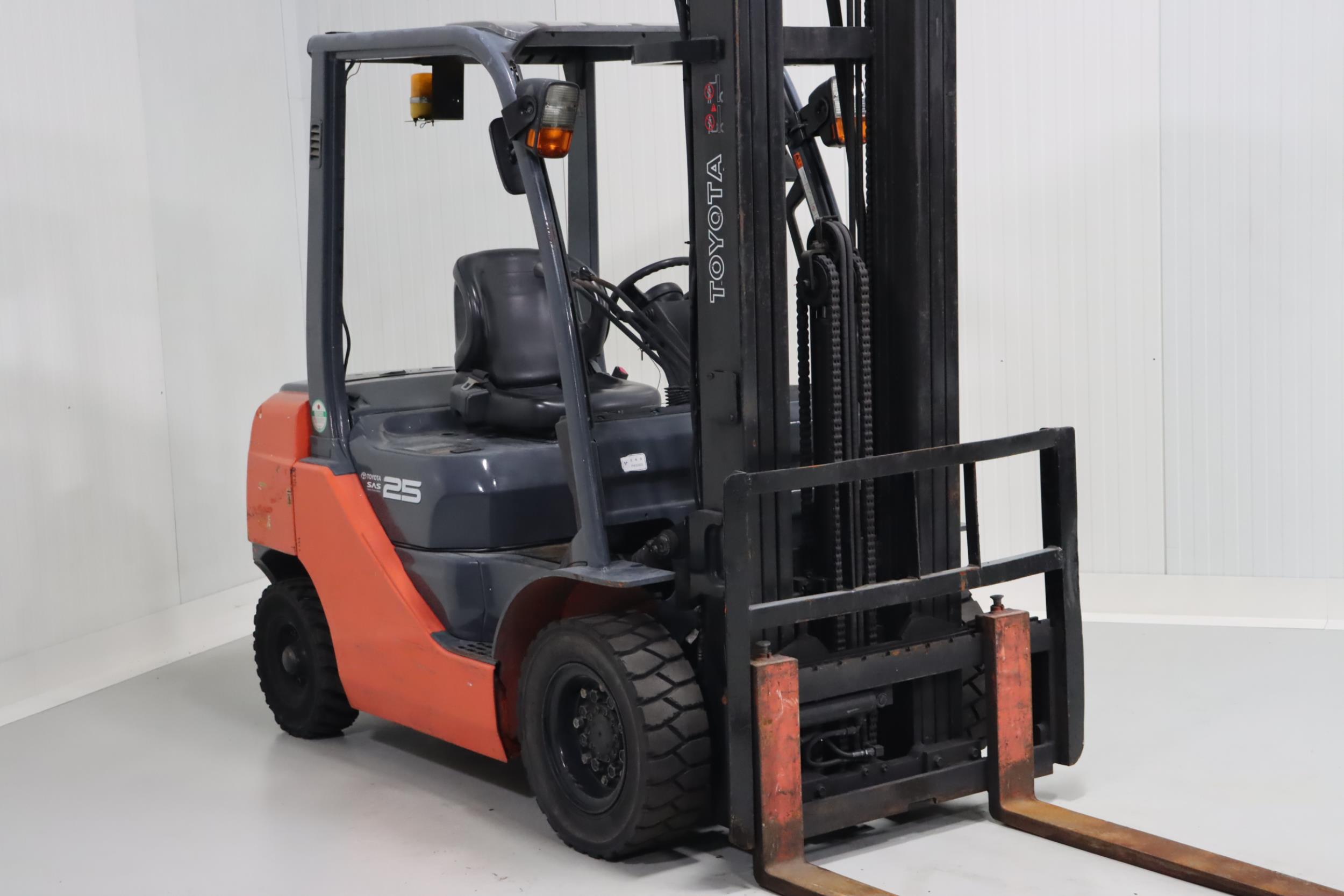 Toyota 62-8FD25 Diesel Forklift www.mtc-forklifts.com Toyota 62-8FD25 Diesel Forklift www.mtc-forklifts.com