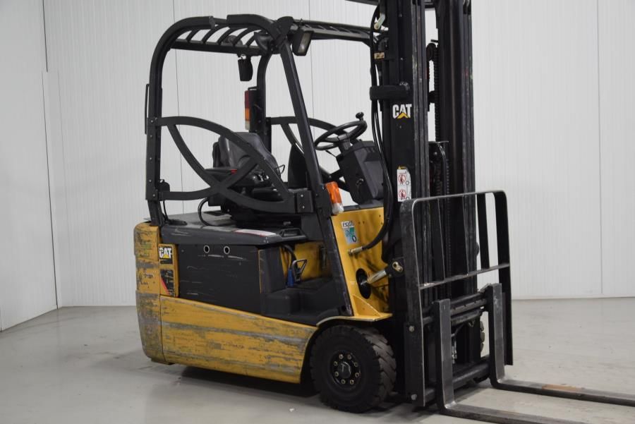 Caterpillar EP18NT Electric 3-wheel forklift www.mtc-forklifts.com Caterpillar EP18NT Electric 3-wheel forklift www.mtc-forklifts.com