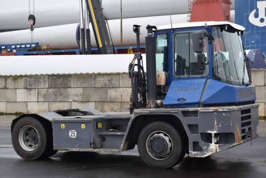 Mafi R332 Terminal tractor www.mtc-forklifts.com Mafi R332 Terminal tractor www.mtc-forklifts.com