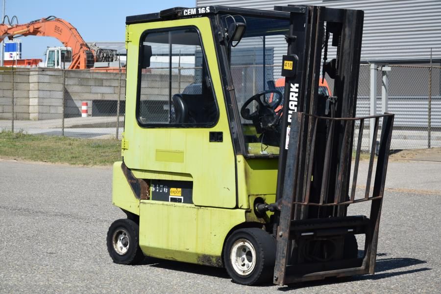 Clark CEM16S Electric 4-wheel forklift www.mtc-forklifts.com Clark CEM16S Electric 4-wheel forklift www.mtc-forklifts.com