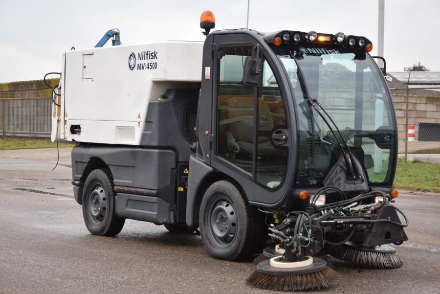 Nilfisk MV4500 Street cleaning machine www.mtc-forklifts.com Nilfisk MV4500 Street cleaning machine www.mtc-forklifts.com