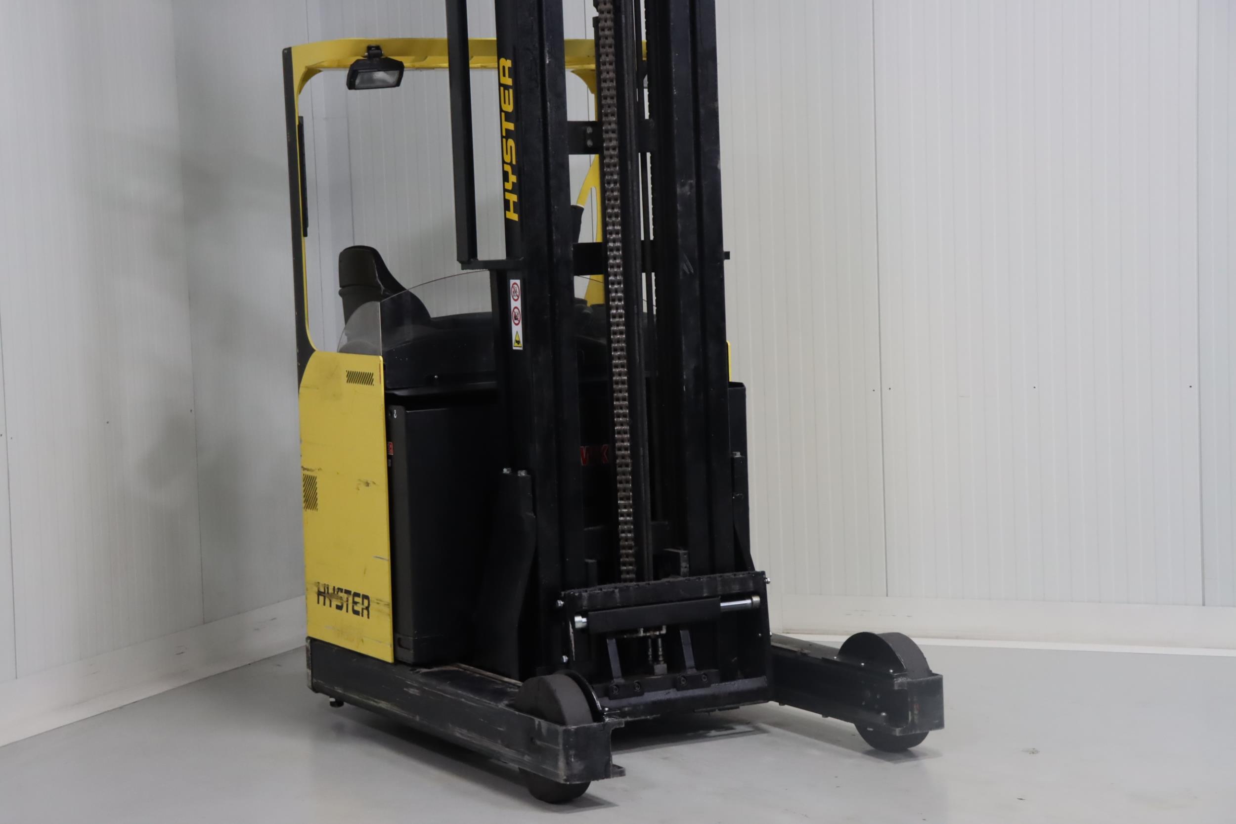 Hyster R2.0H Reach Truck www.mtc-forklifts.com Hyster R2.0H Reach Truck www.mtc-forklifts.com