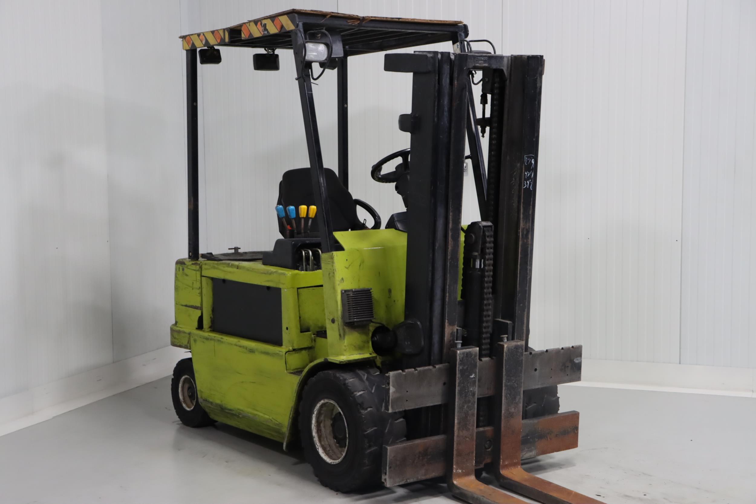 Clark CEM30S Electric 4-wheel forklift www.mtc-forklifts.com