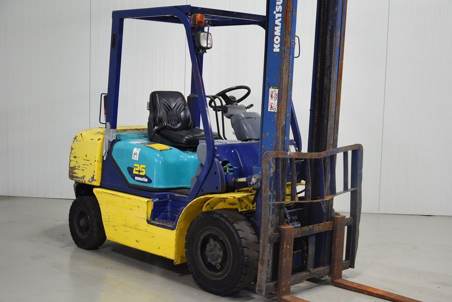 Komatsu FD25T-14 Diesel Forklift www.mtc-forklifts.com Komatsu FD25T-14 Diesel Forklift www.mtc-forklifts.com