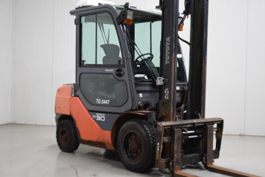 Toyota 02-8FDF30 Frontale Diesel www.mtc-forklifts.com Toyota 02-8FDF30 Frontale Diesel www.mtc-forklifts.com