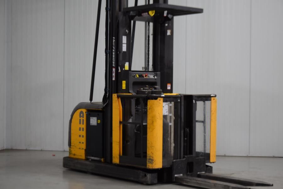 Atlet OPS100 High Level Order Picker www.mtc-forklifts.com Atlet OPS100 High Level Order Picker www.mtc-forklifts.com