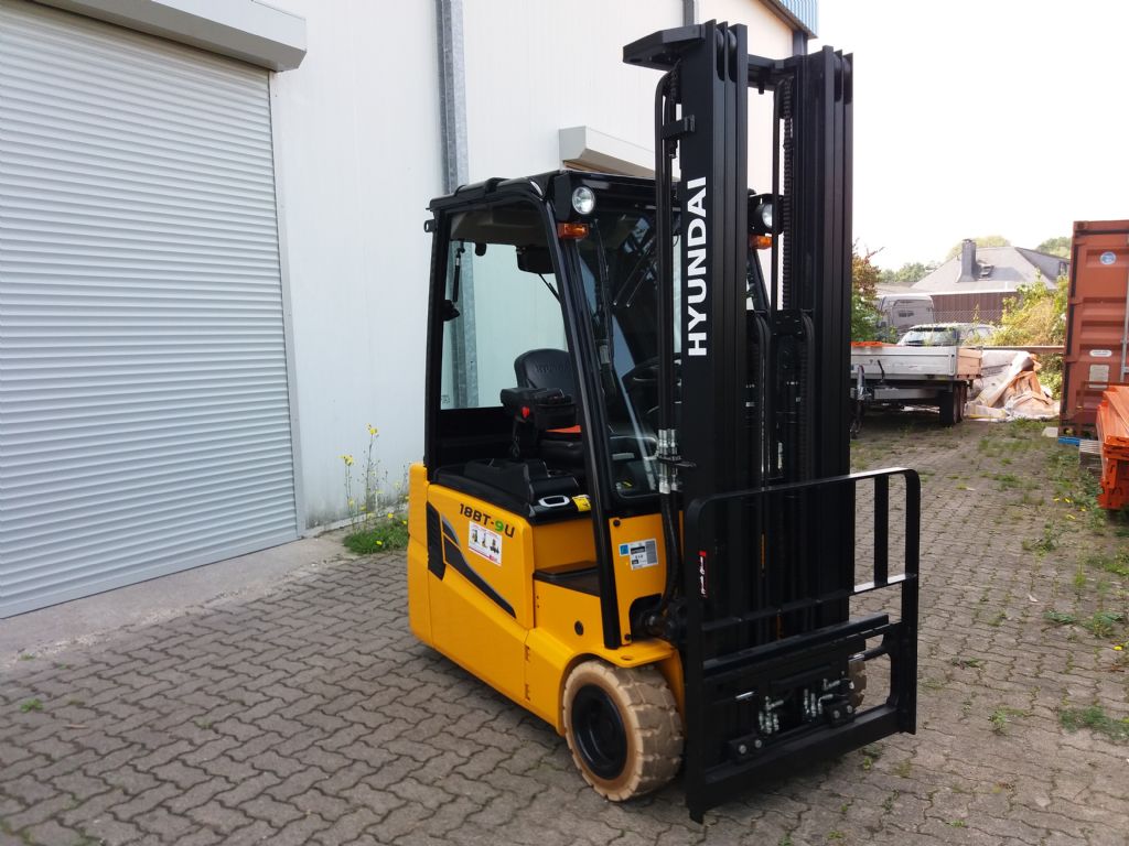 Hyundai-18BT-9U-Elektro 3 Rad-Stapler-www.nikolic-gabelstapler.de