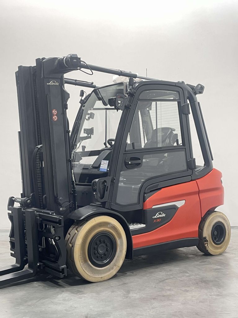 Linde X30-01-1252-Li-Ion Electric 4-wheel forklift www.nortruck.de