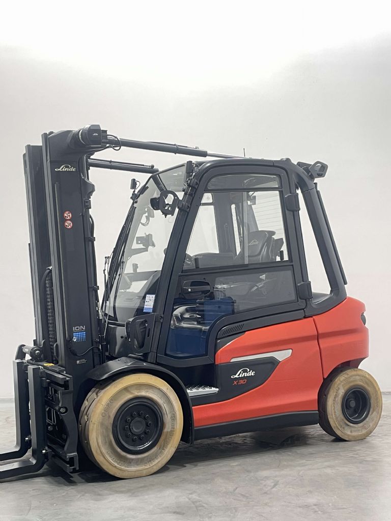 Linde X30-01-1252-Li-Ion Electric 4-wheel forklift www.nortruck.de