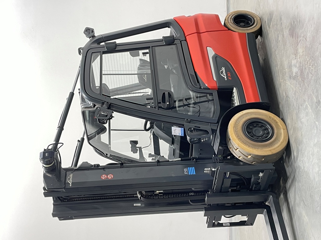 Linde E30-1252 Electric 4-wheel forklift www.nortruck.de
