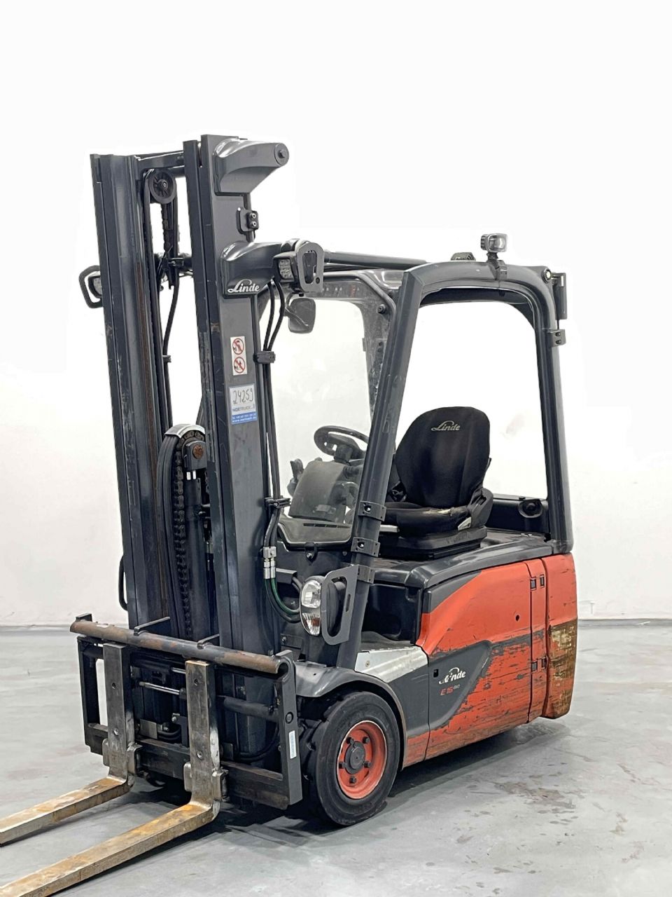 Linde E16-02-386 Electric 3-wheel forklift www.nortruck.de